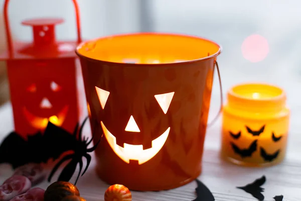 Halloween Jack o lanterne seau, bougie lumineuse, bonbons festifs , — Photo