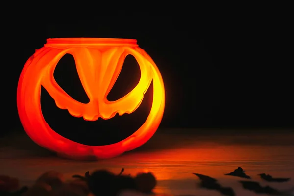 Wesołego halloween. Świecące Jack-o-latarnia twarz w ciemności. Upiorny bankomat — Zdjęcie stockowe