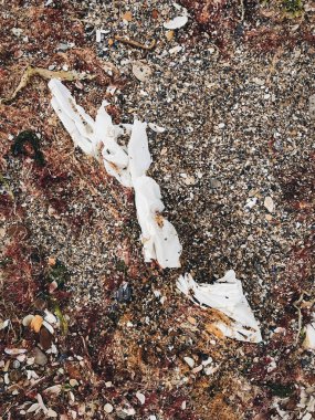 Sahilde plastik kirliliği. Kum tek kullanımlık plastik torba, 