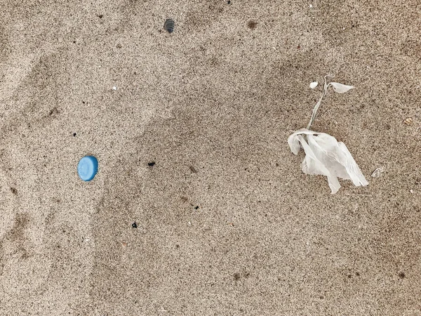 Polusi plastik di pantai. Satu kantong plastik dan botol. — Stok Foto