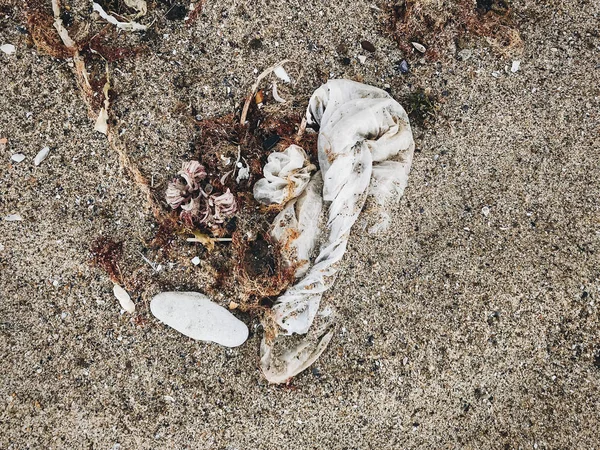 Polusi plastik di pantai. Satu kantong plastik digunakan di pasir t — Stok Foto