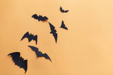 Cadılar Bayramı düz yatıyordu. Siyah kağıt yarasalar sarı kağıt geri uçan