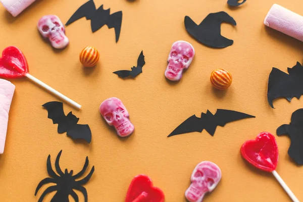 L'appartement d'Halloween. Crânes de bonbons d'Halloween avec chauves-souris noires et g — Photo