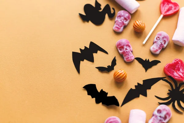 Bonbons d'Halloween, crânes, chauves-souris noires, fantôme, papier d'araignée décorat — Photo