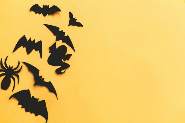 Svarta fladdermöss, spöke, spindel på ljust gult papper bakgrund, kopiera — Stockfoto