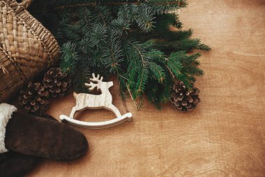 Sıfır atık Noel. Rustik reindeer oyuncak, eldiven, f ile sepet