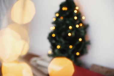 Festivalde Noel ağacı ve altın ışıklar bokeh bulanık görüntü