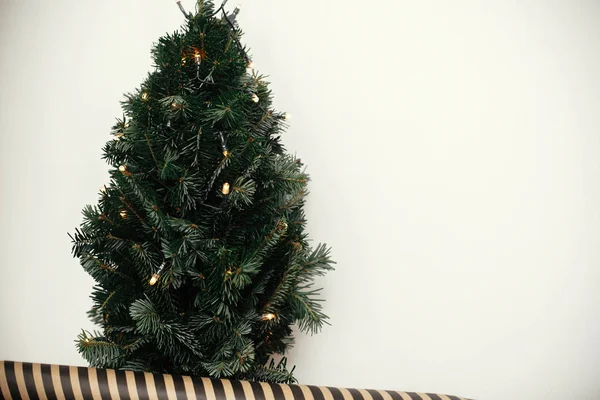 圣诞树与灯和时尚的节日包装纸上 — 图库照片