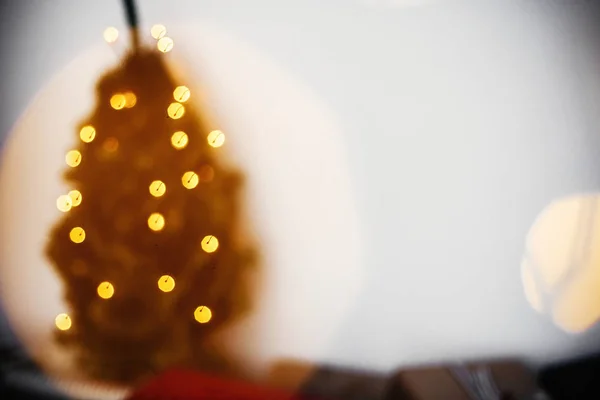 Imagen borrosa del árbol de Navidad y luces doradas bokeh en festi — Foto de Stock