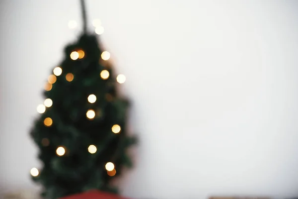 Imagem borrada da árvore de Natal com luzes e festivo elegante — Fotografia de Stock