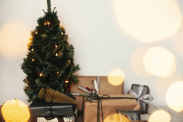Καλές Γιορτές. Χριστουγεννιάτικο δέντρο με εορταστική κομψά δώρα σε Gol — Φωτογραφία Αρχείου