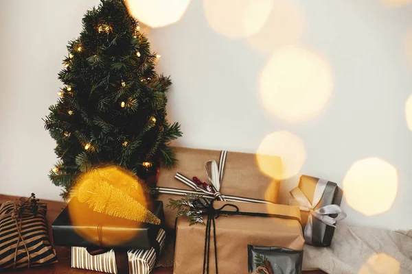 Joyeuses fêtes. Arbre de Noël avec des cadeaux élégants et festifs à gol — Photo