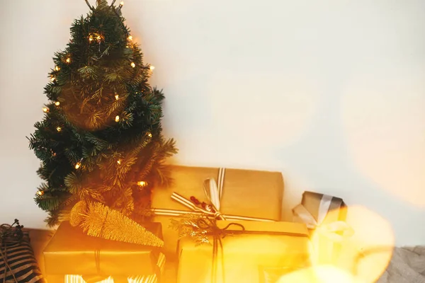 Felices Fiestas. Árbol de Navidad con regalos elegantes festivos en gol —  Fotos de Stock