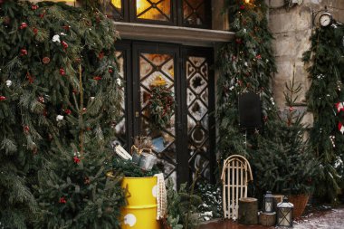 Kırmızı çilek, kapı ve woo çelenk ile şık noel ağacı