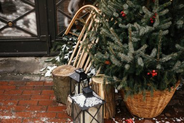 Noel sokak dekoru. Sepet ve woo şık noel ağacı