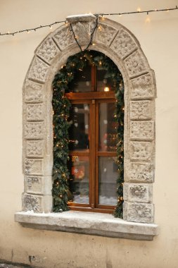 Wi altın şenlikli ışıkları ile şık noel köknar dalları