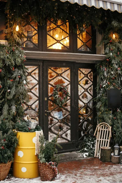 Decoração de rua de Natal. Árvore de Natal elegante com bagas vermelhas , — Fotografia de Stock