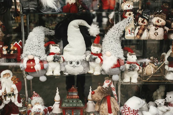 Elegante tienda de ventana con juguetes de Navidad en el mercado de vacaciones en ci — Foto de Stock