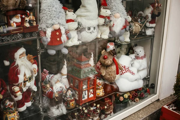 Decoración callejera de Navidad. Elegante escaparate con juguetes navideños — Foto de Stock