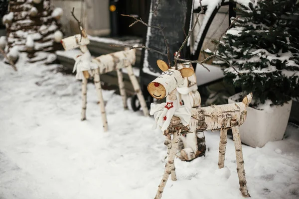 Arredo rustico di Natale. Elegante renna natalizia in legno — Foto Stock