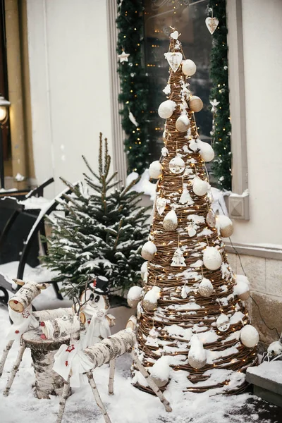 素朴なキリストマでスタイリッシュなクリスマス木製のトナカイと雪だるま — ストック写真