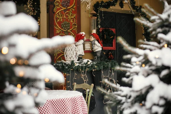 Weihnachtliche Straßendekoration. Blick auf Elfenfiguren-Spielzeug beim Küssen im Stall — Stockfoto