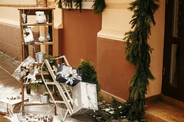 Presentes de Natal elegantes e trenó de madeira rústico com presentes — Fotografia de Stock