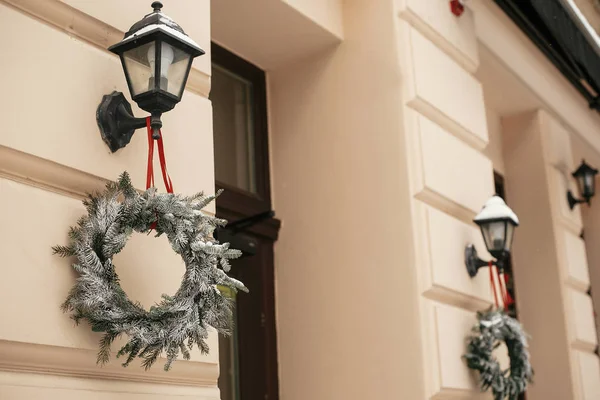 Décor de rue de Noël. Élégantes couronnes rustiques de Noël sur lant — Photo