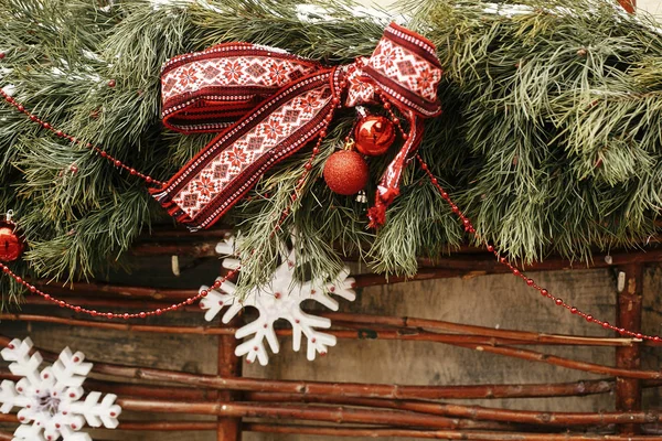 Decoración callejera de Navidad. Elegante navidad ramas de abeto nevado ingenio — Foto de Stock