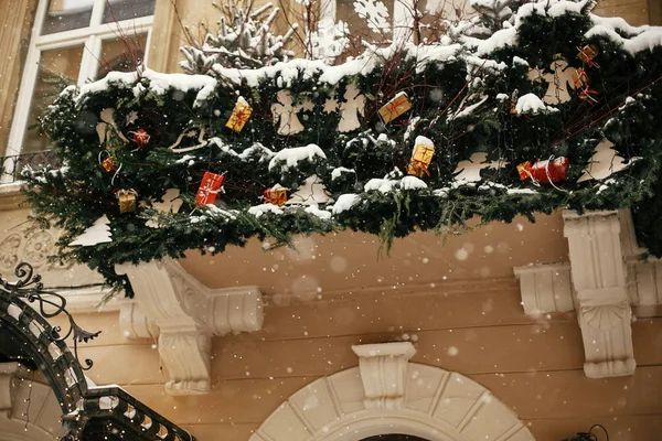 Декор на Різдвяній вулиці. Стильні різдвяні ялинкові гілки з золотом — стокове фото