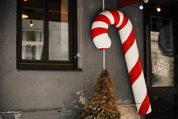 Christmas street decor. Stylish christmas big candy cane toy at — Stock Photo, Image