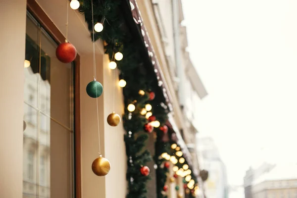 Декор на Різдвяній вулиці. Стильні різдвяні ялинкові гілки з золотом — стокове фото