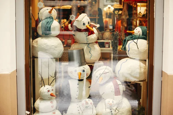 Arredo natalizio. Elegante vetrina con giocattoli di Natale — Foto Stock