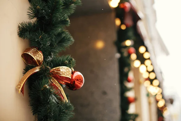 Decoración callejera de Navidad. Elegantes ramas de abeto de Navidad con oro —  Fotos de Stock