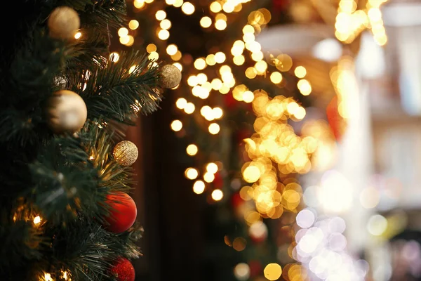 Elegantes ramas de abeto navideño con luces, bolas rojas y doradas o — Foto de Stock