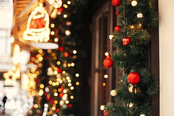 Elegantes ramas de abeto de Navidad con luces doradas, rojo festivo —  Fotos de Stock