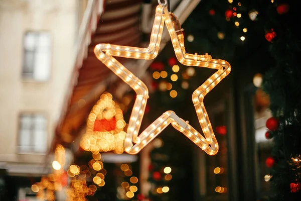 Élégante étoile d'or de Noël illumination et branches de sapin avec — Photo