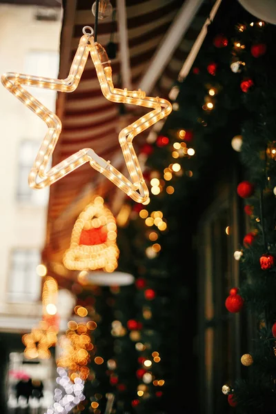 Decoración callejera de Navidad. Elegante Navidad estrella dorada illuminati — Foto de Stock