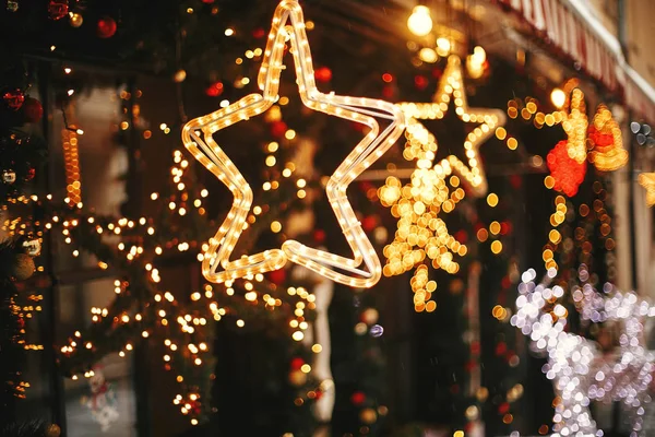 Elegante iluminación estrella de oro de Navidad y ramas de abeto con —  Fotos de Stock