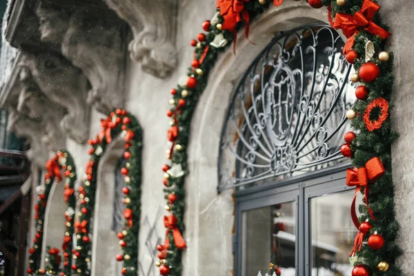Стильні різдвяні ялинкові гілки з золотим і червоним святковим баблоном — стокове фото