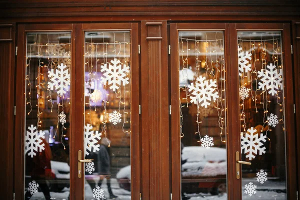 Decoración callejera de Navidad. Luces de Navidad con estilo y copos de nieve — Foto de Stock