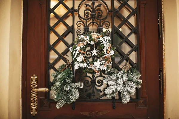 クリスマスストリートの装飾。ピン付きスタイリッシュなクリスマス素朴なリース — ストック写真