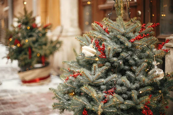 Weihnachtliche Straßendekoration. stilvoller Weihnachtsbaum mit festlichem Ornat — Stockfoto