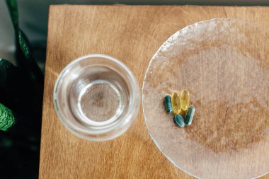 Omega 3, spirulina, klorofil kapsülleri ve w su bardağı