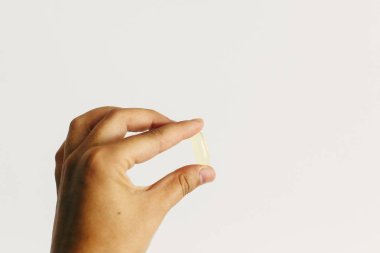 Diyet takviyeleri. Beyaz duvarda el tutma omega 3 kapsül 