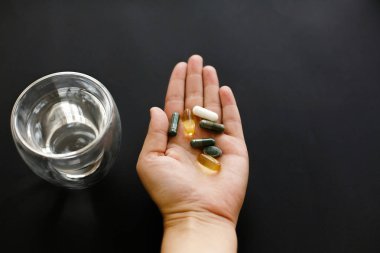 El tutma omega 3, spirulina, klorofil, magnezyum kapsül