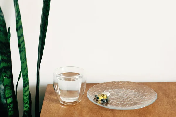 Omega-3, Spirulina, Chlorophyll, Magnesiumkapseln und Glas mit — Stockfoto