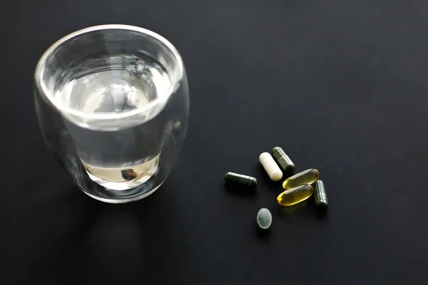 Suplementos dietéticos. Omega 3, espirulina, clorofila, magnesio — Foto de Stock