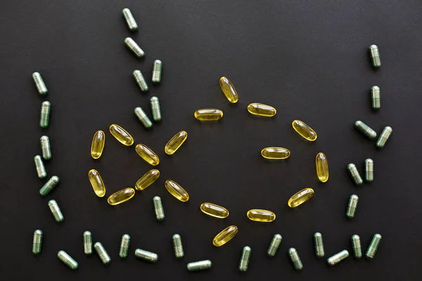 Suplementos dietéticos. Omega 3 cápsulas en forma de pescado y espirulina — Foto de Stock