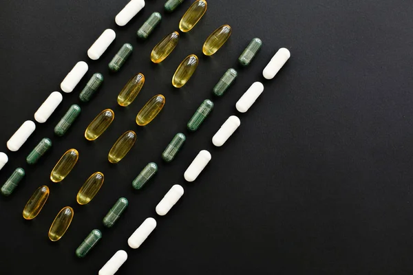 Suplementos dietéticos. Omega 3, espirulina, clorofila, magnesio — Foto de Stock